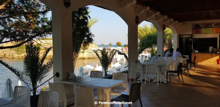 cafebord i skyggen med havet utenfor på Denizkizi Beach club Alsancak 