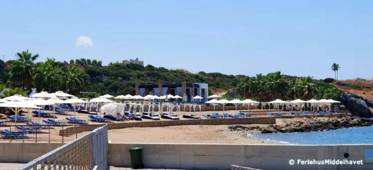 strandklubben med sandstrand solsenger og parasoller og palmer på Karpaz gate Marina